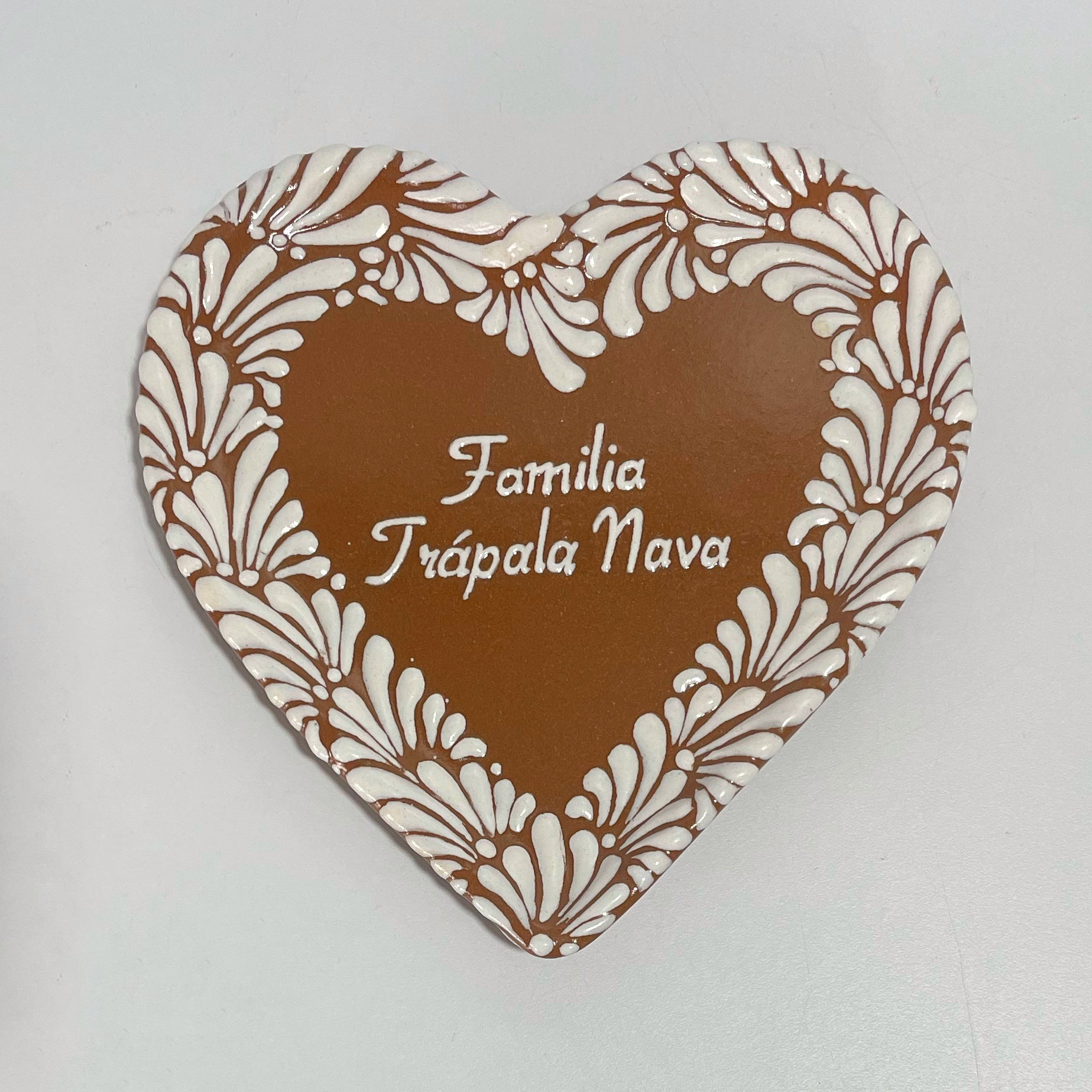 PLATO DE CORAZON 16 CM PERSONALIZADO FONDO CAFE MIK CENEFA BLANCO