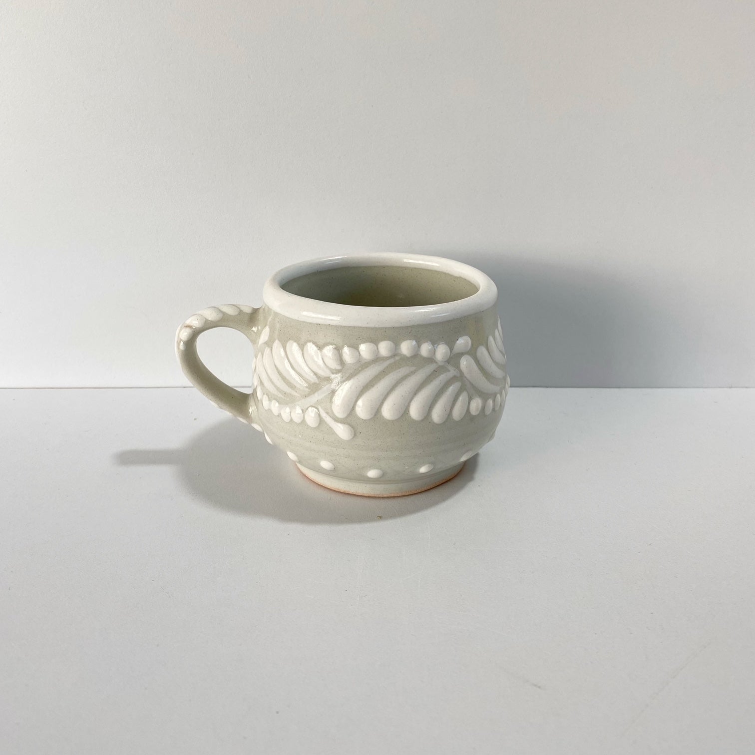 TAZA CHOCOLATERA MEDIANA FONDO TRADICIONAL CENEFA BLANCO
