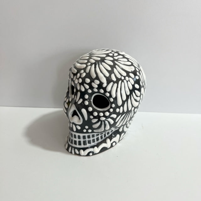 Par de calaveras decorativas de Talavera Negra Mexicana. CM483 -  México