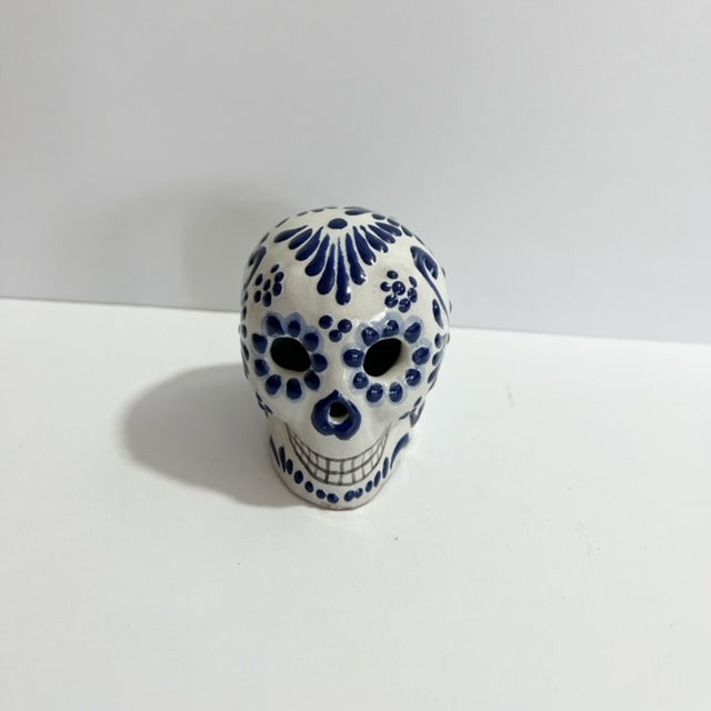 CALAVERA FONDO BLANCO, AZUL COBALTO CENEFA