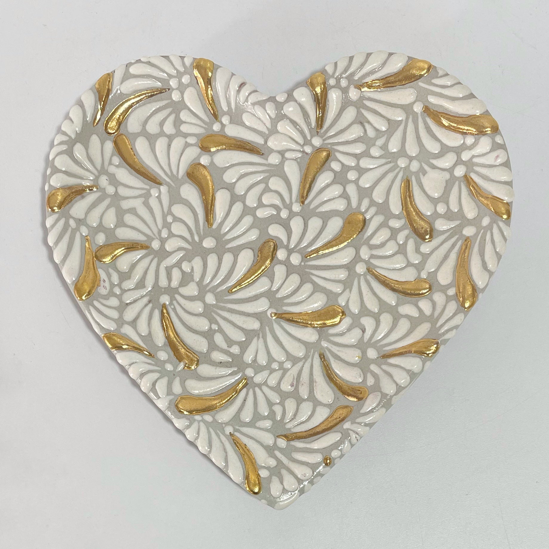 PLATO DE CORAZON 16 CM FONDO BLANCO MIK BLANCO DESTELLOS DE ORO