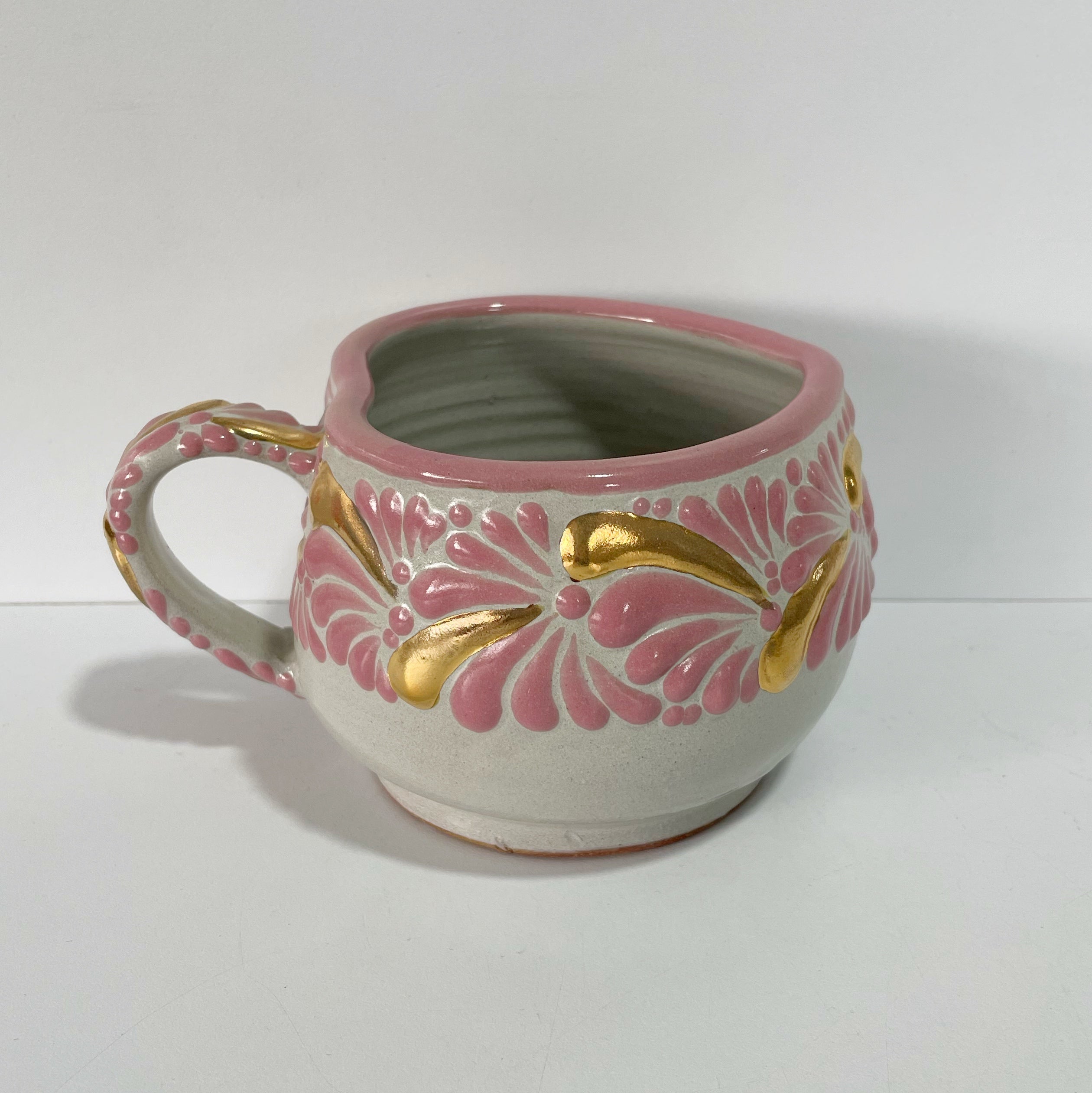TAZA FORMA CORAZON CHOCOLATERA GRANDE DESTELLOS ORO FONDO BLANCO CENEFA MIK ROSA