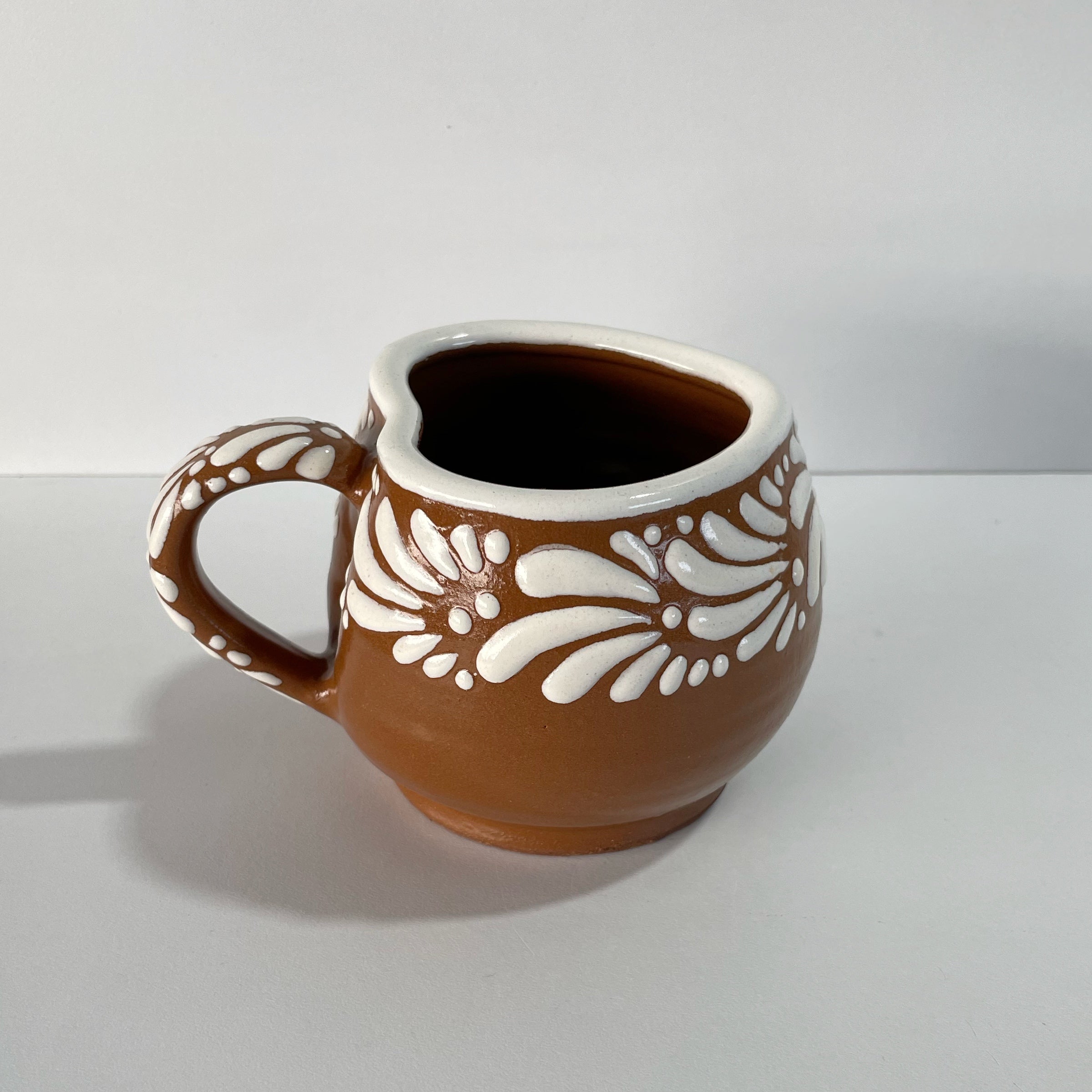 TAZA CHOCOLATERA MEDIANA FORMA CORAZON FONDO CAFE CENEFA MIK BLANCO