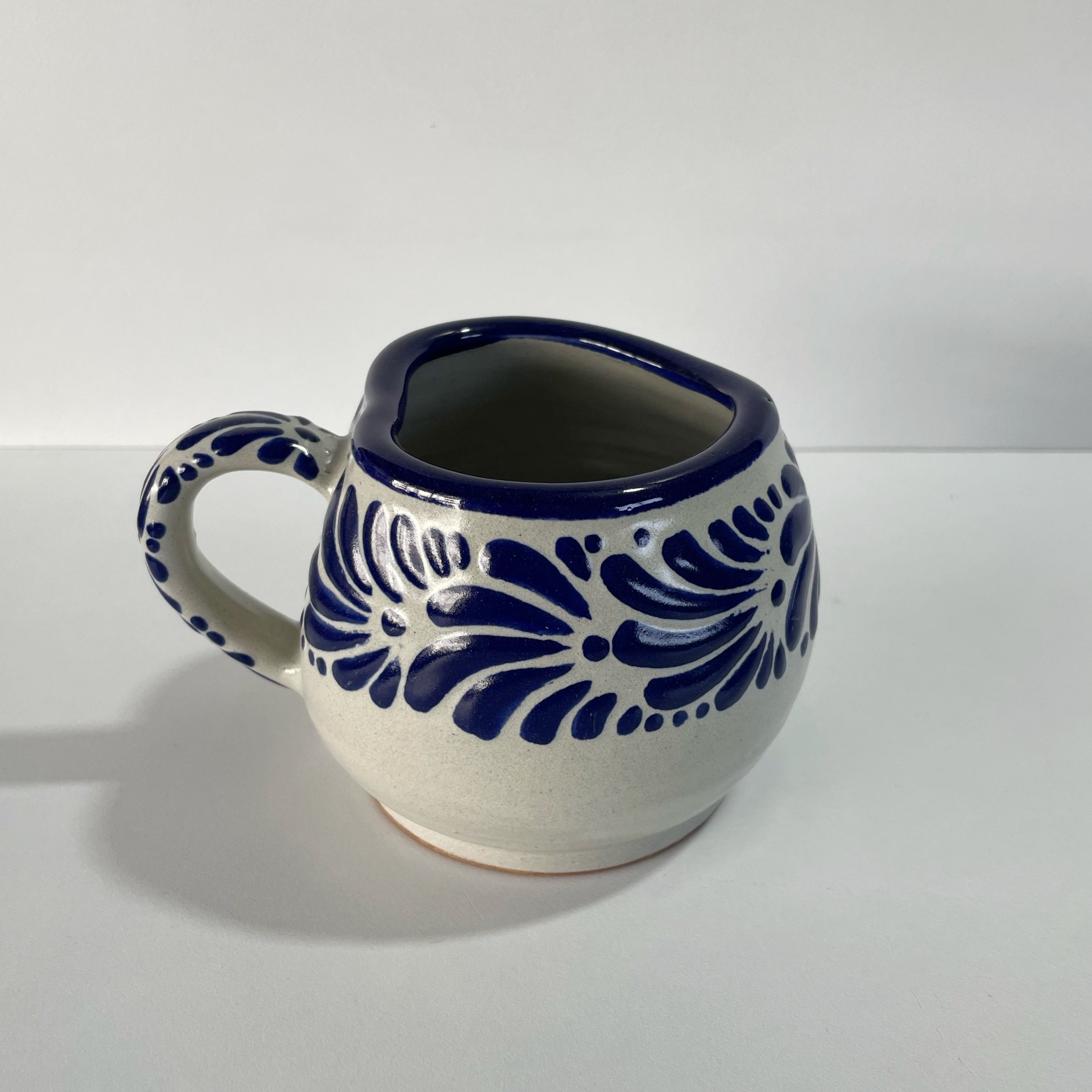 TAZA CHOCOLATERA MEDIANA FORMA CORAZON FONDO BLANCO CENEFA MIK AZUL COBALTO