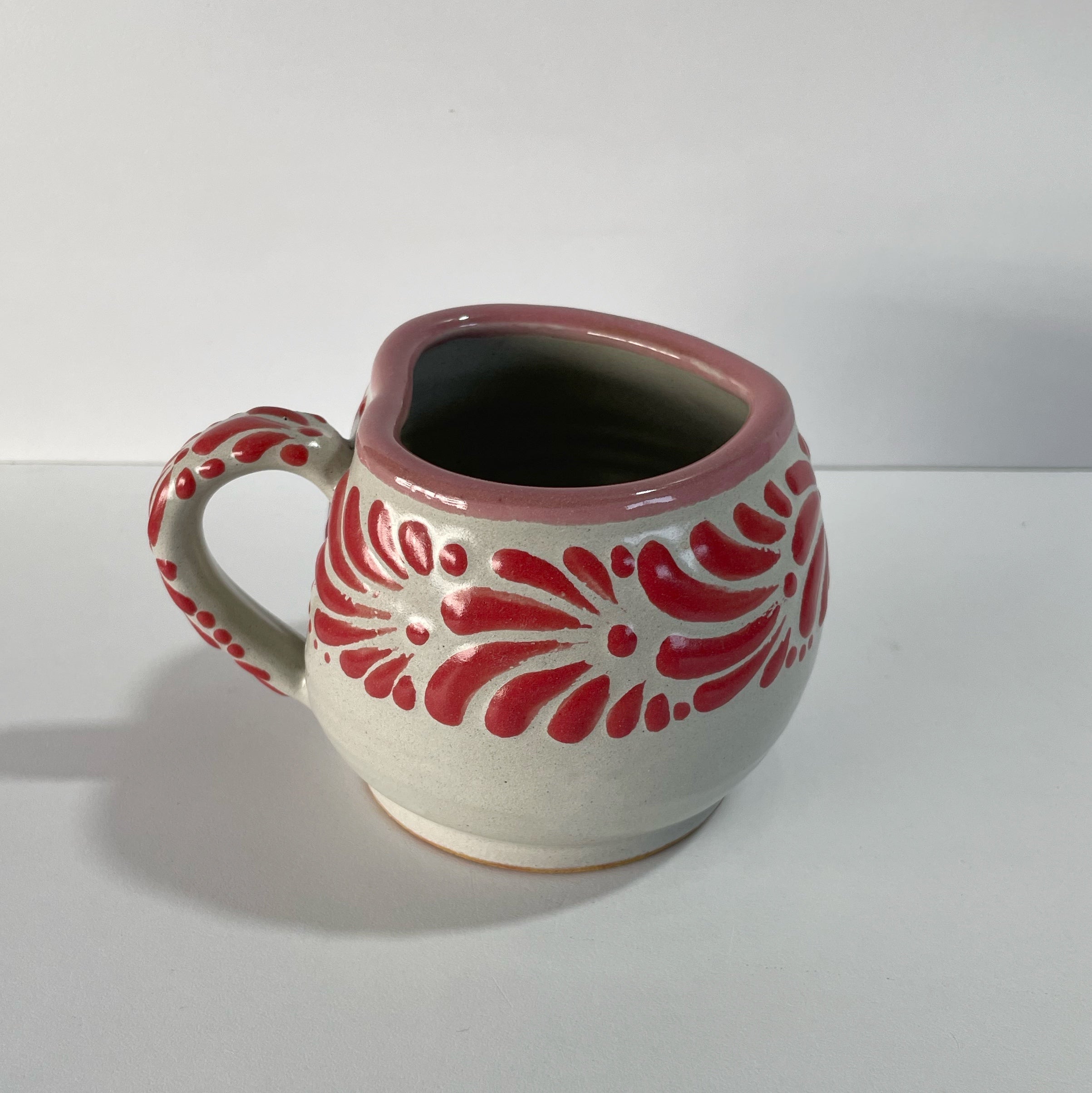 TAZA CHOCOLATERA MEDIANA FORMA CORAZON FONDO BLANCO CENEFA MIK ROJO