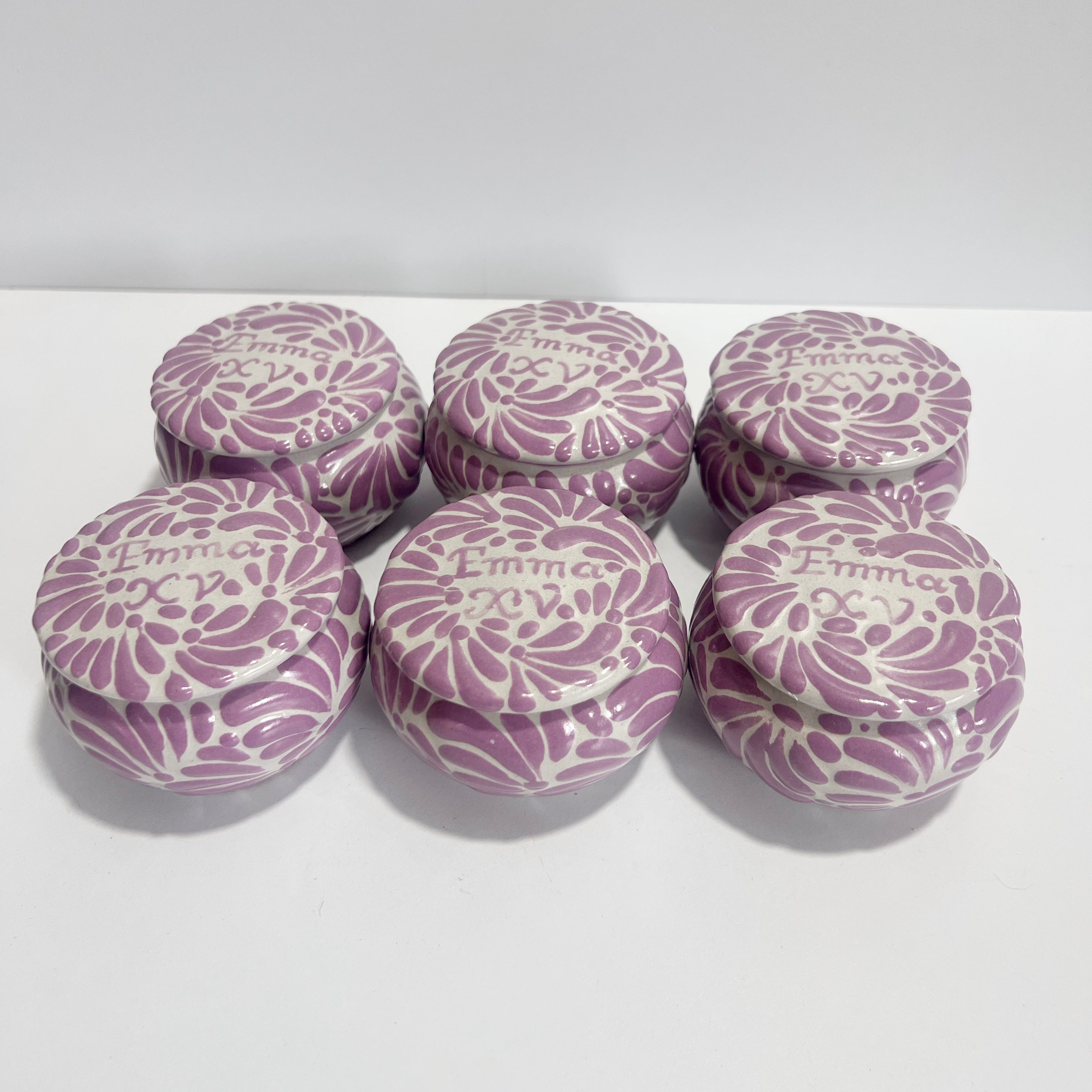 PAQUETE ALHAJERO TAPA PLANA PERSONALIZADO FONDO BLANCO MIK MORADO NOMBRE XV