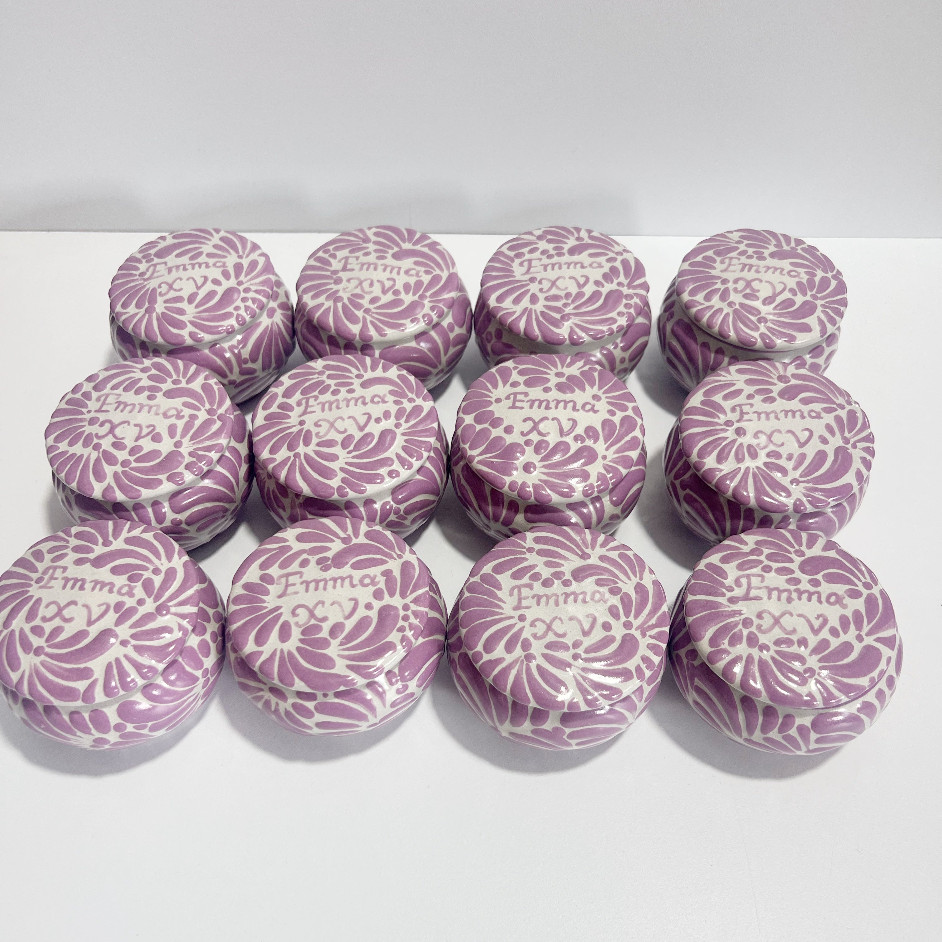 PAQUETE ALHAJERO TAPA PLANA PERSONALIZADO FONDO BLANCO MIK MORADO NOMBRE XV