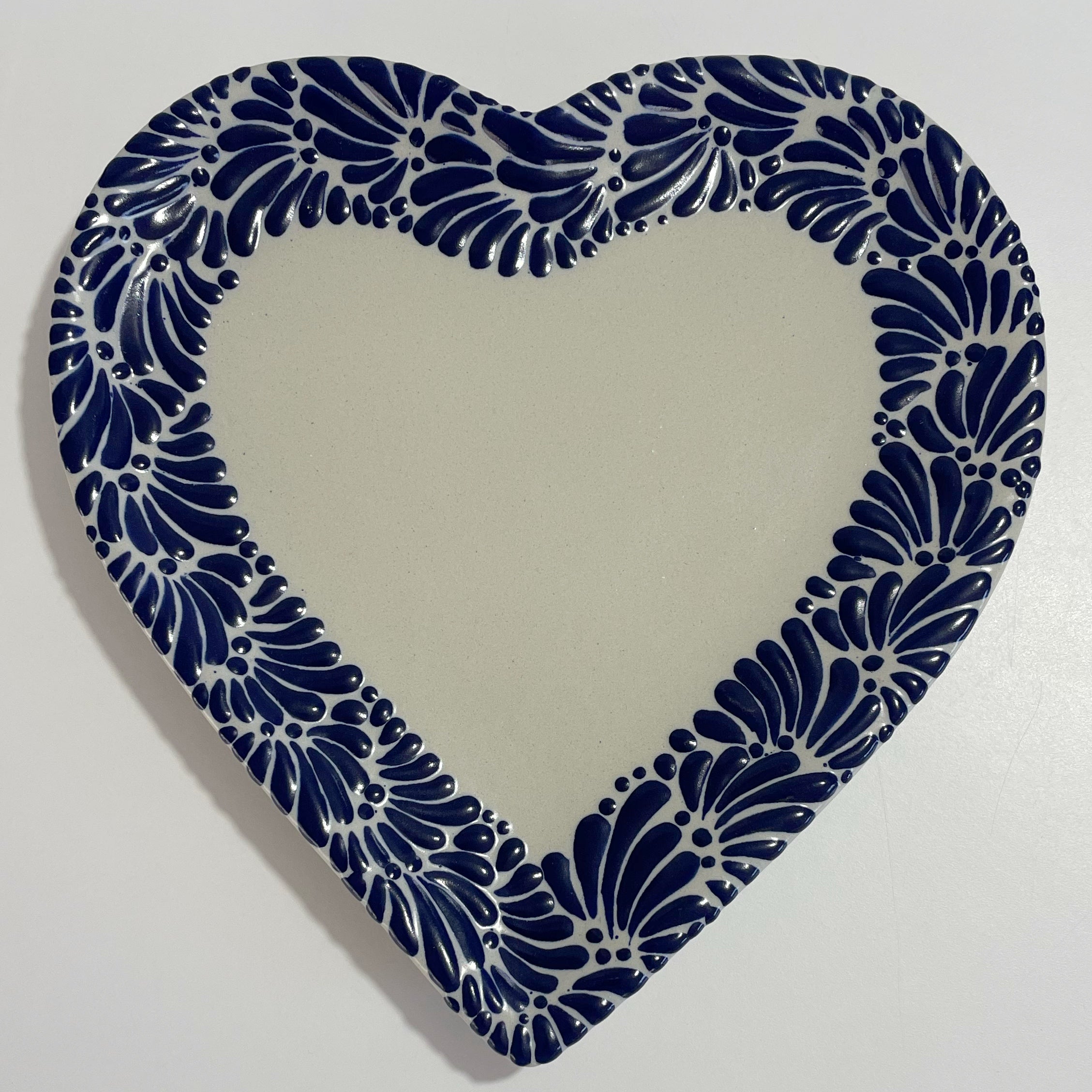 CHAROLA DE CORAZON 25 CM FONDO BLANCO CENEFA MIK AZUL COBALTO