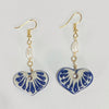 ARETES CORAZON PLANO CERRADO FONDO TRADICIONAL DECORADO AZUL COBALTO CON PERLA DEL RIO