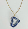 COLLAR CORAZON PLANO CORTE INTERNO FONDO TRADICIONAL DECORADO AZUL COBALTO CADENA DORADA