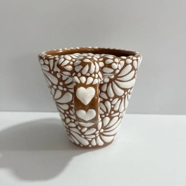 TAZA FORMA DE CORAZON FONDO CAFE DECORADO BLANCO MIK