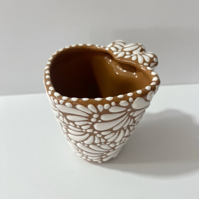 TAZA FORMA DE CORAZON FONDO CAFE DECORADO BLANCO MIK