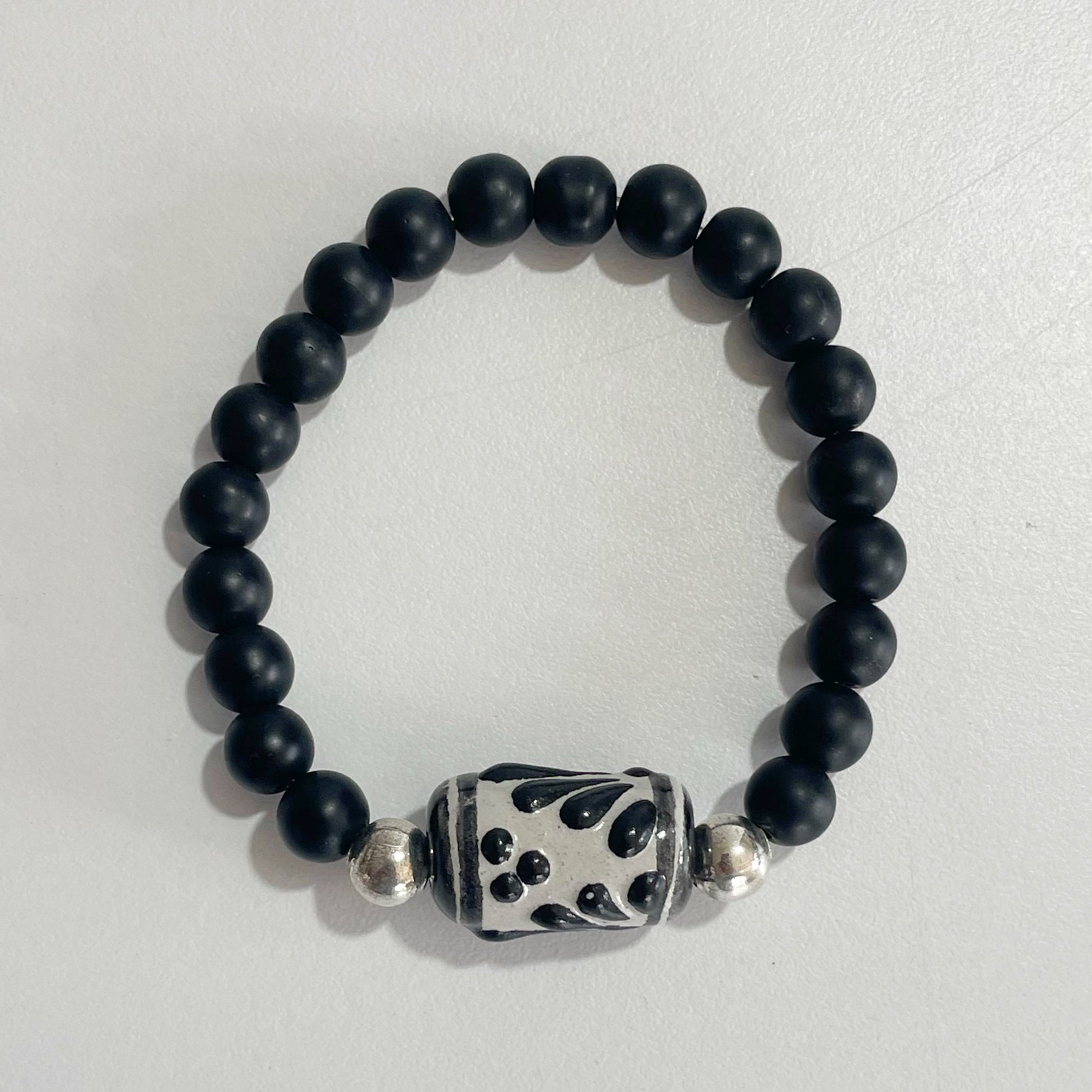 PULSERA CON CILINDRO DE TALAVERA FONDO BLANCO CENEFA NEGRO
