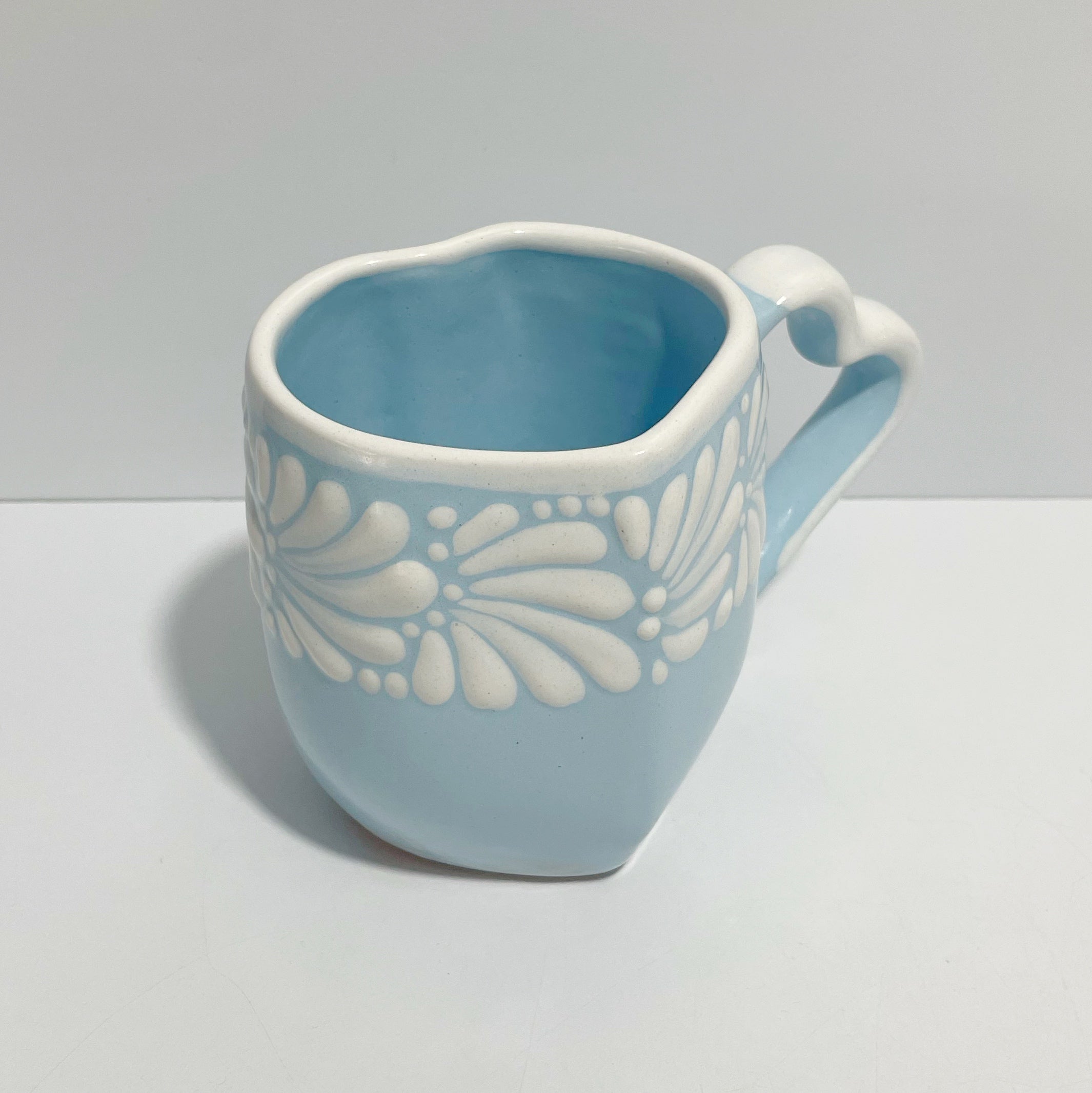TAZA CORAZON CON ASA DE CORAZON FONDO BABY BLUE CENEFA MIK BLANCO