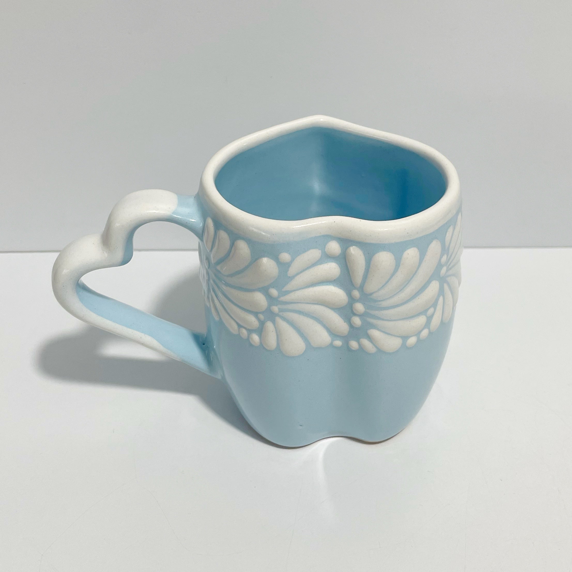 TAZA CORAZON CON ASA DE CORAZON FONDO BABY BLUE CENEFA MIK BLANCO