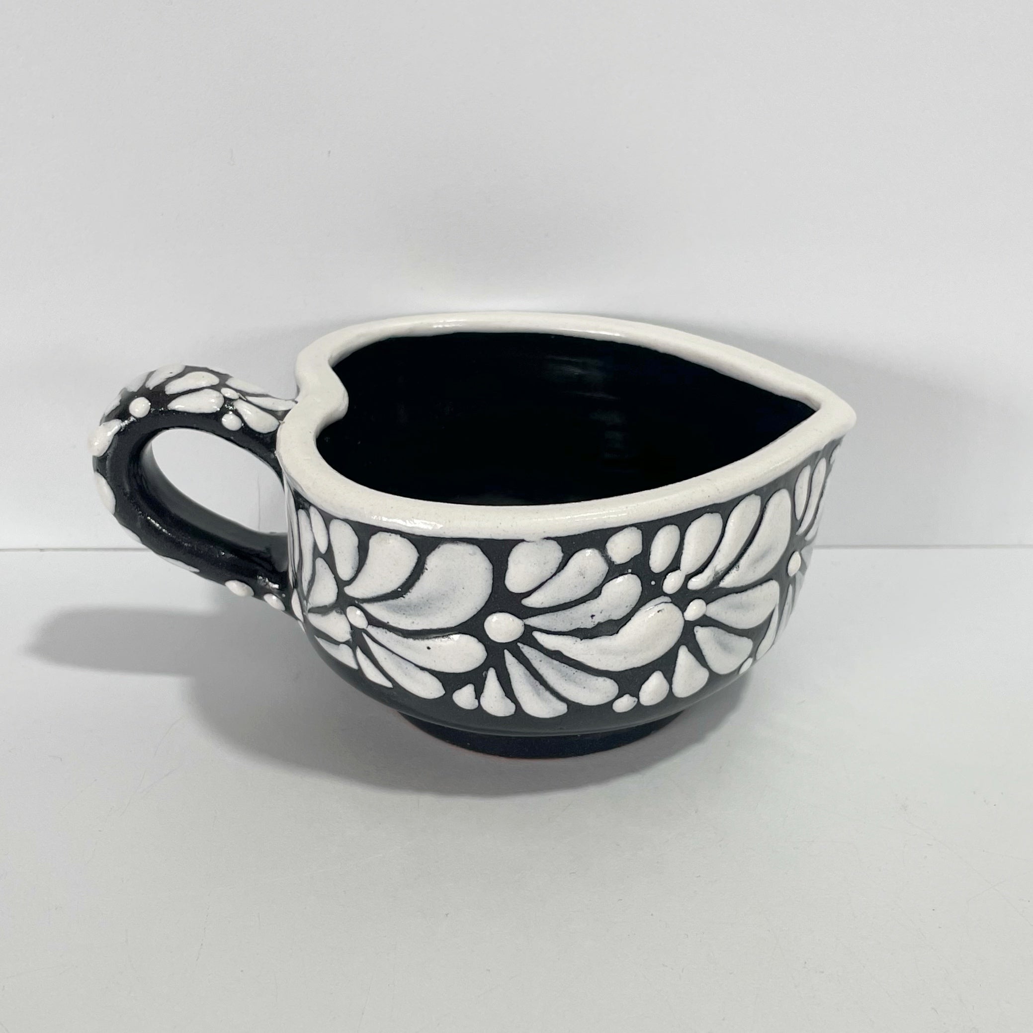 TAZA DE TÉ CORAZON FONDO NEGRO MIK CENEFA BLANCO