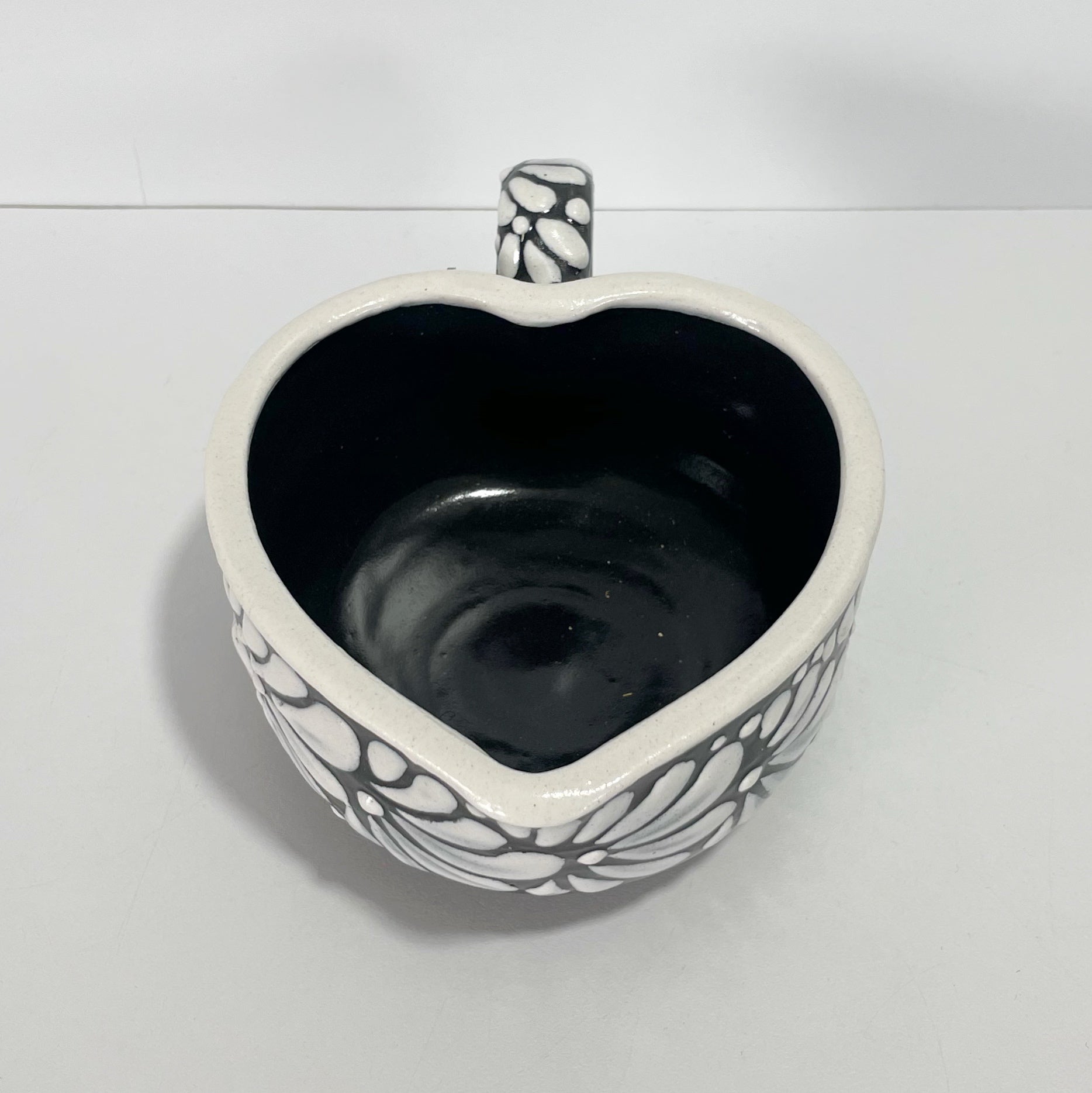 TAZA DE TÉ CORAZON FONDO NEGRO MIK CENEFA BLANCO