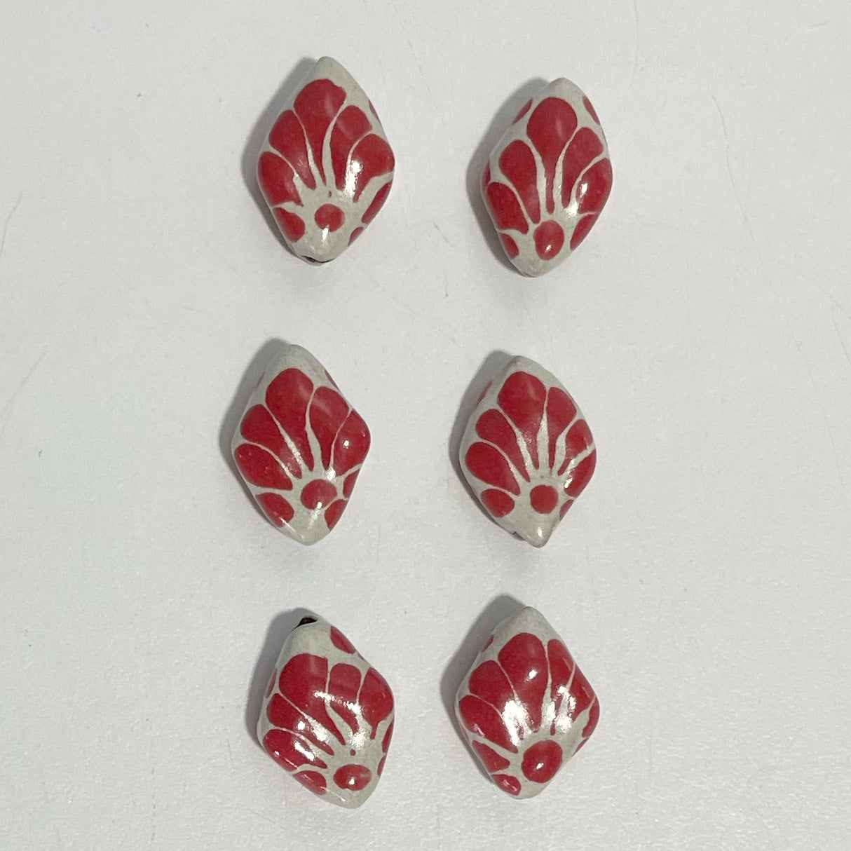 ROMBO PLANO 2 CM X 1.5 CM FONDO TRADICIONAL DECORADO ROJO