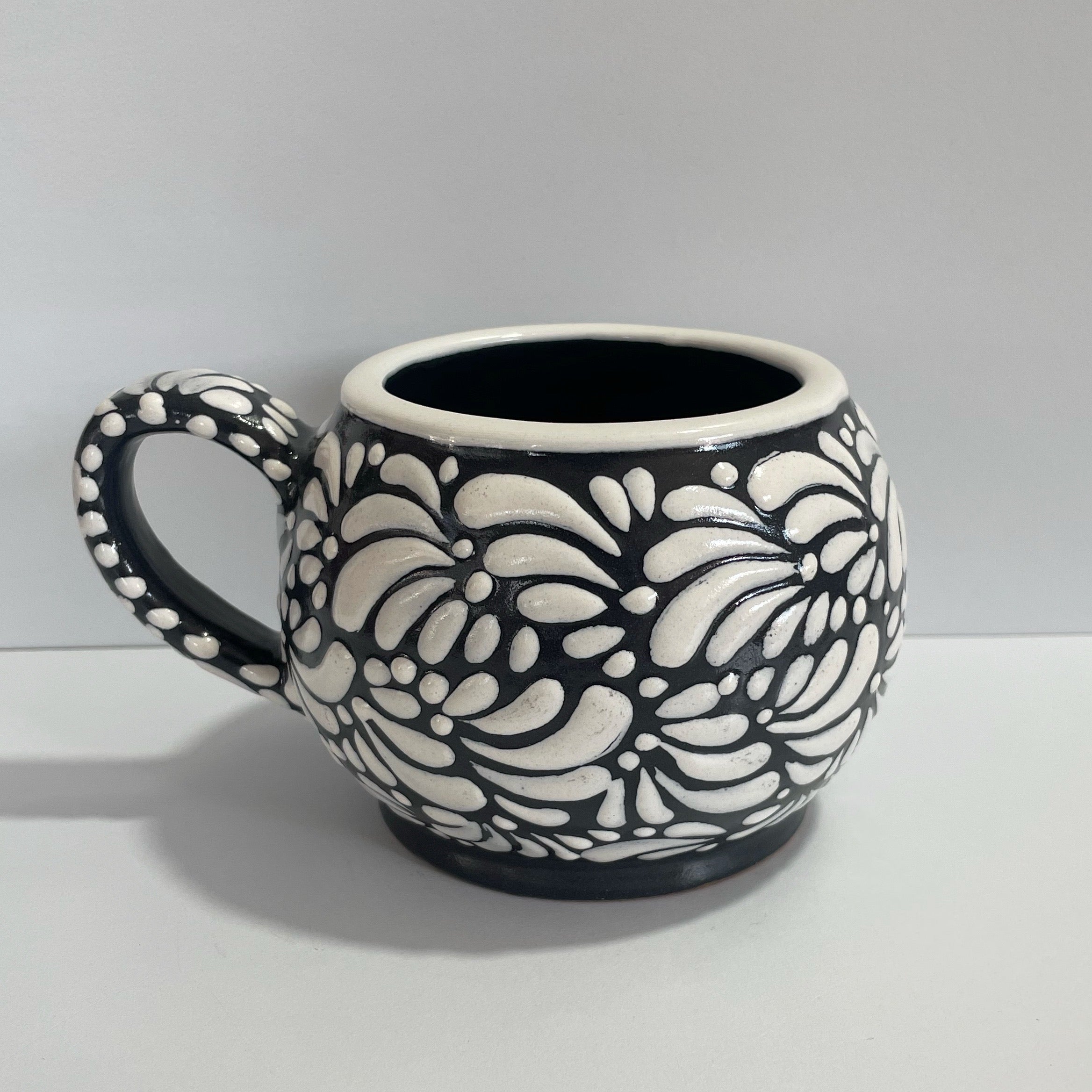 TAZA CHOCOLATERA GRANDE FONDO NEGRO MIK BLANCO