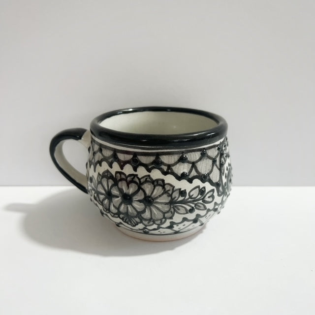 TAZA CHOCOLATERA MEDIANA BLANCO CON NEGRO CALAVERA