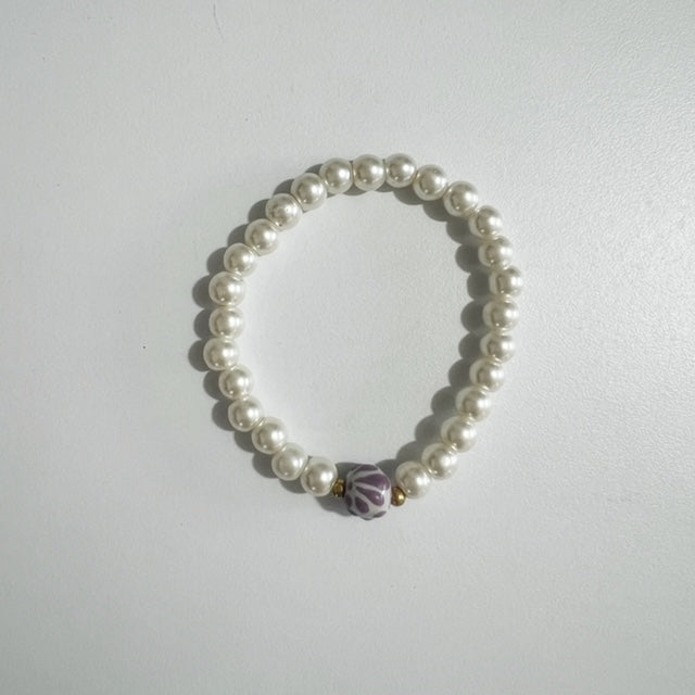PULSERA BLANCA BOLITA MORADA