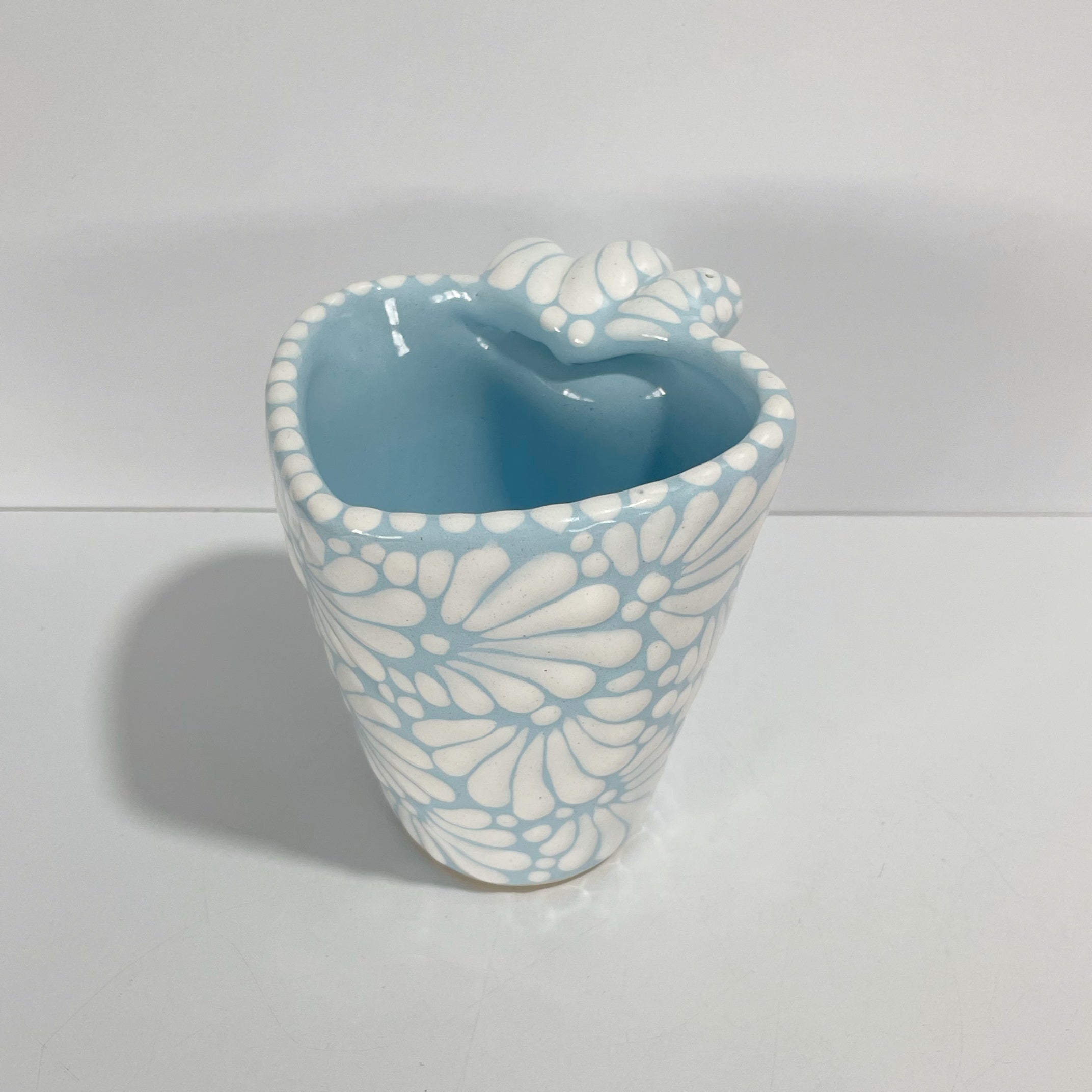 TAZA FORMA DE CORAZON FONDO BABY BLUE MIK BLANCO