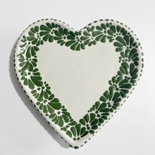 PLATO DE CORAZÓN FONDO COLOR  BLANCO DECORADO CENEFA VERDE MIK