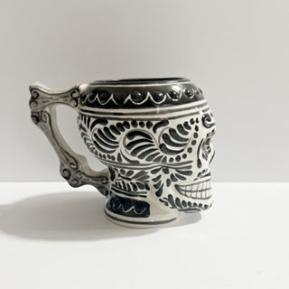 TAZA FORMA DE CRANEO FONDO BLANCO, DECORADO NEGRO.