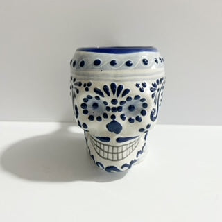 TAZA FORMA DE CRANEO FONDO BLANCO DECORADO AZUL COBALTO