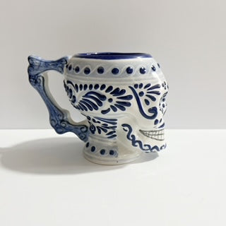 TAZA FORMA DE CRANEO FONDO BLANCO DECORADO AZUL COBALTO