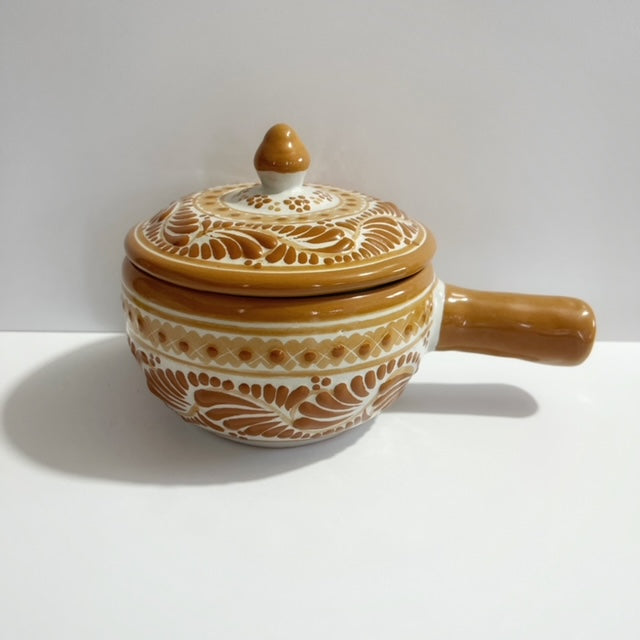 SALSERA TIPO CACEROLA CON ASA, FONDO BLANCO DECORADO TERRACOTA