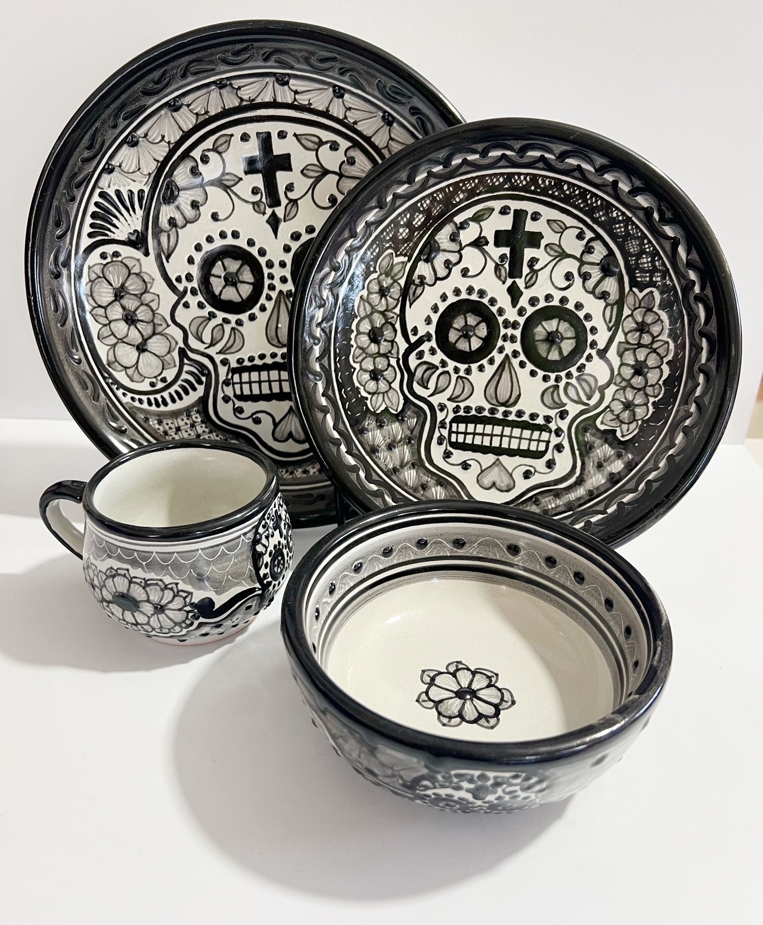 VAJILLA PARA UNA PERSONA CALAVERA BLANCO CON NEGRO