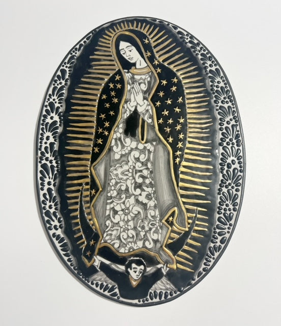 PLACA OVALADA VIRGENCITA, DECORADO NEGRO DESTELLOS DE ORO