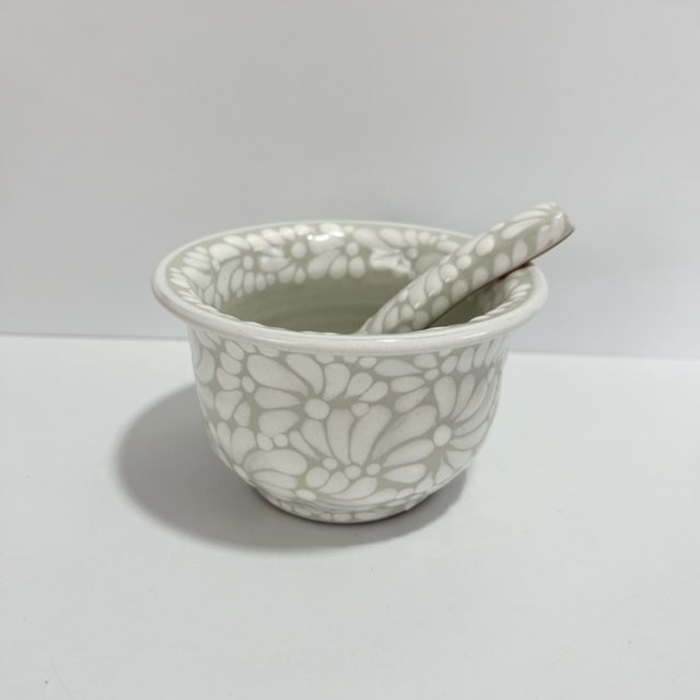 SALSERA CON CUCHARA FONDO BLANCO, DECORADO BLANCO MIK