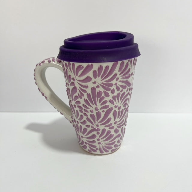 VASO DE CAFÉ CON ASA, FONDO BLANCO DECORADO MORADO MIK