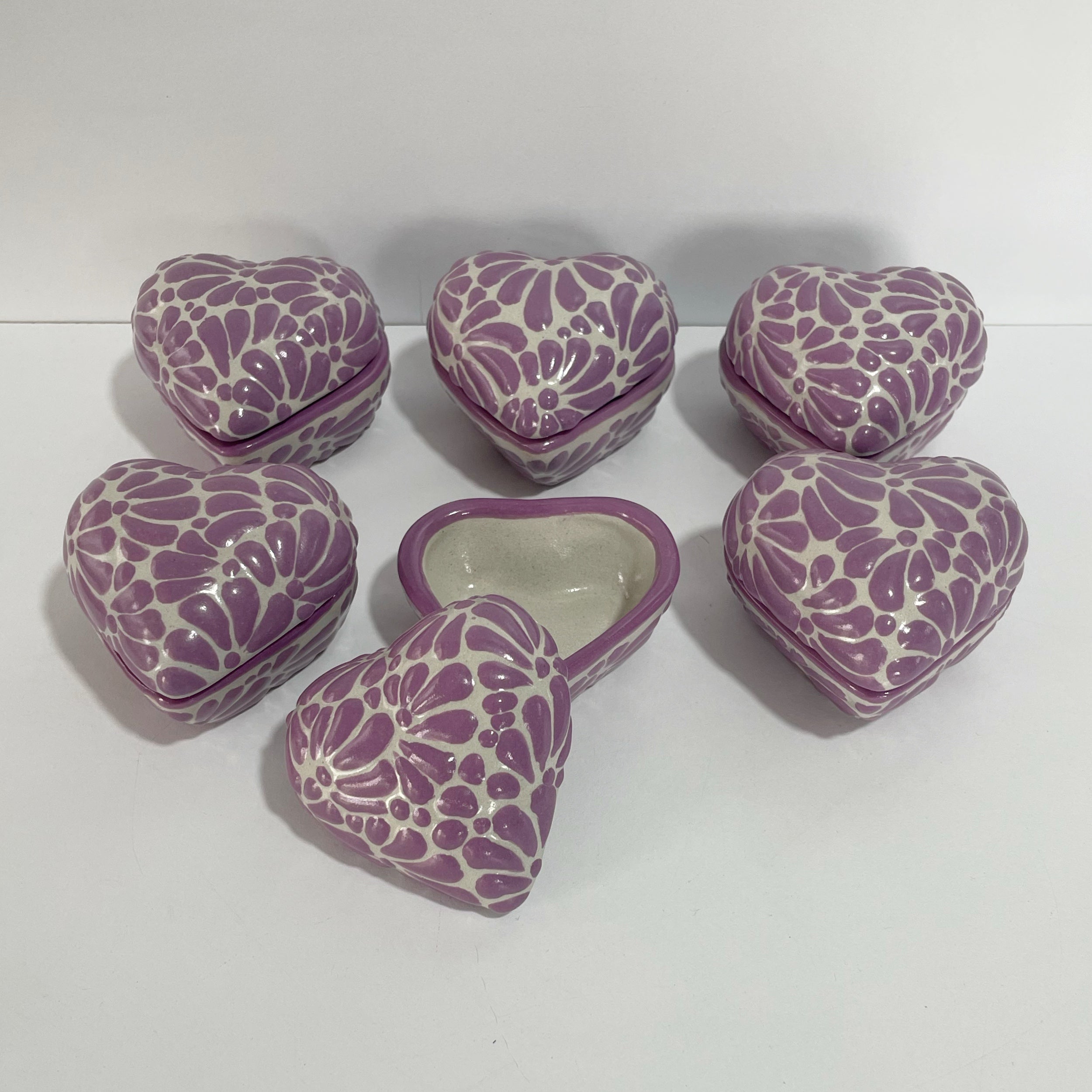 PAQUETE ALHAJERO CHICO FORMA DE CORAZON NO PERSONALIZADO FONDO BLANCO MIK MORADO