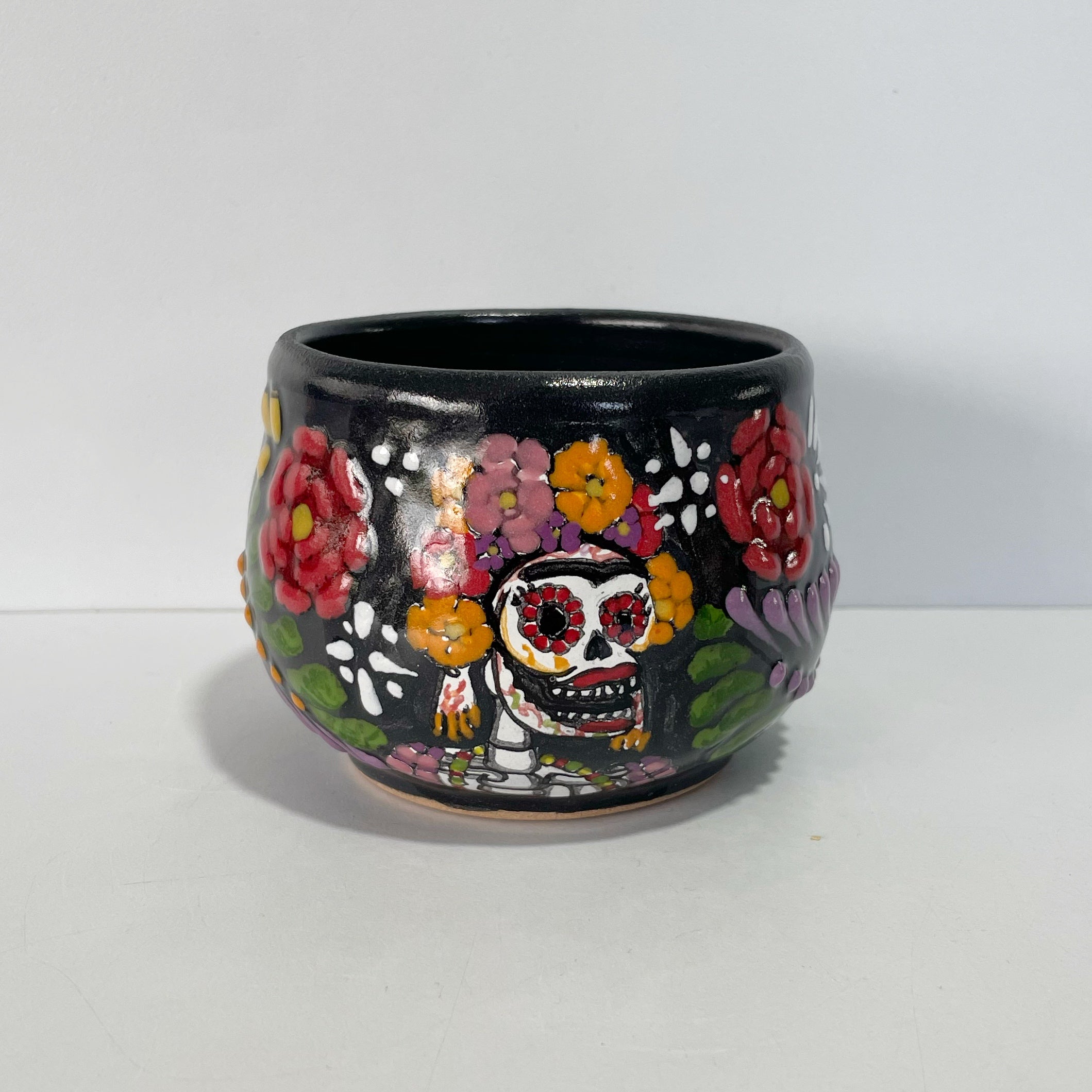 TAZA CHOCOLATERA MEDIANA FONDO NEGRO DECORADO DOÑITA MEXICANITA
