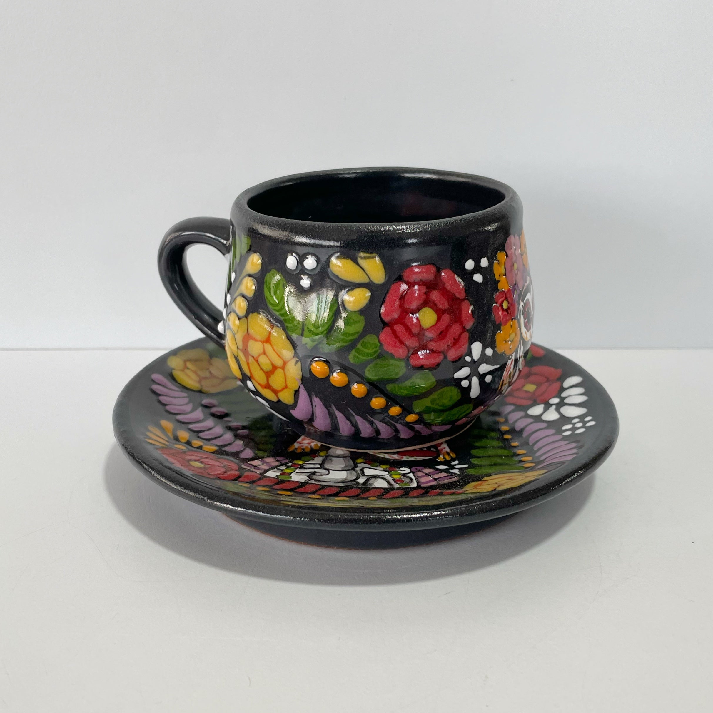 SET TAZA CHOCOLATERA MEDIANA Y PLATO FONDO NEGRO DECORADO DOÑITA MEXICANITA
