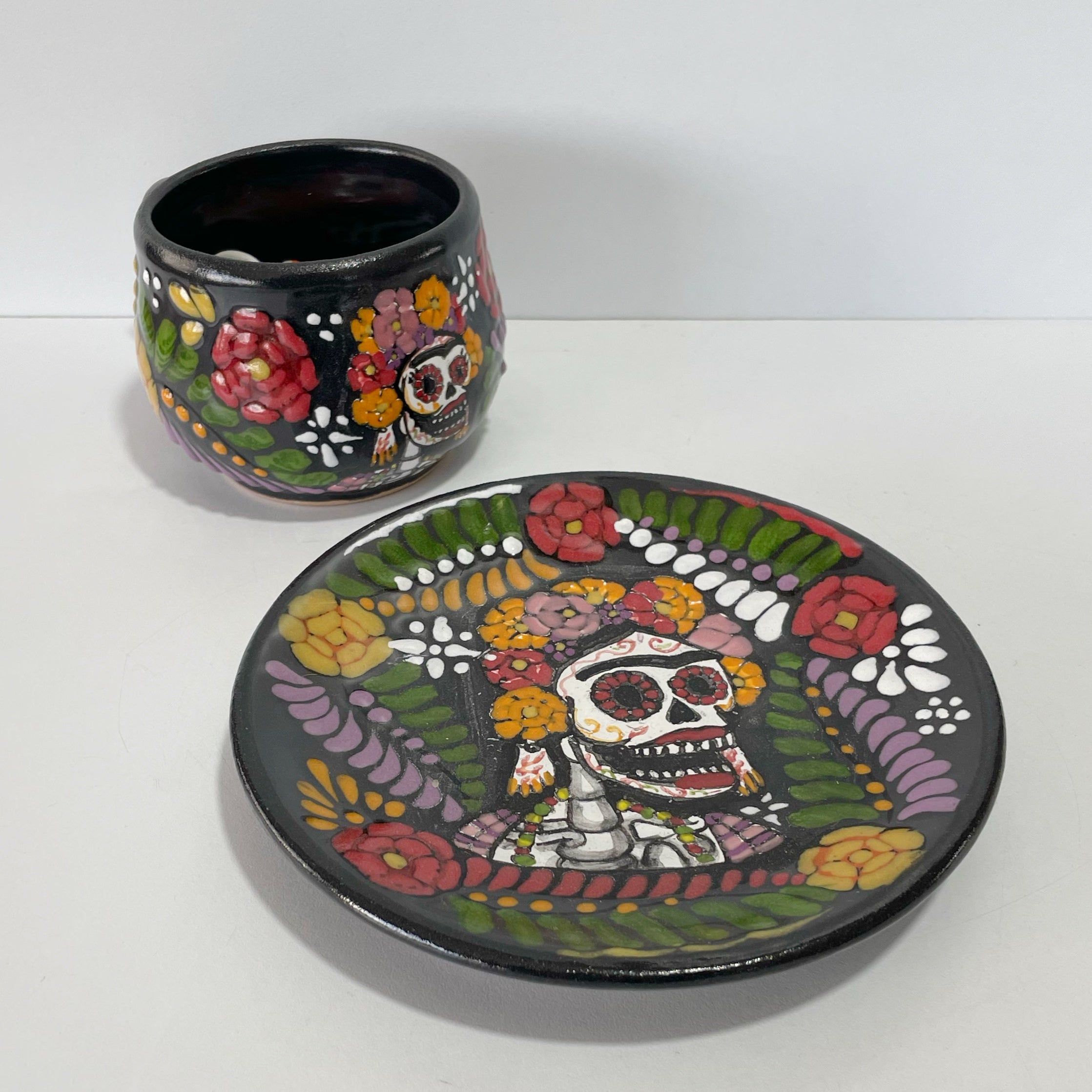 SET TAZA CHOCOLATERA MEDIANA Y PLATO FONDO NEGRO DECORADO DOÑITA MEXICANITA