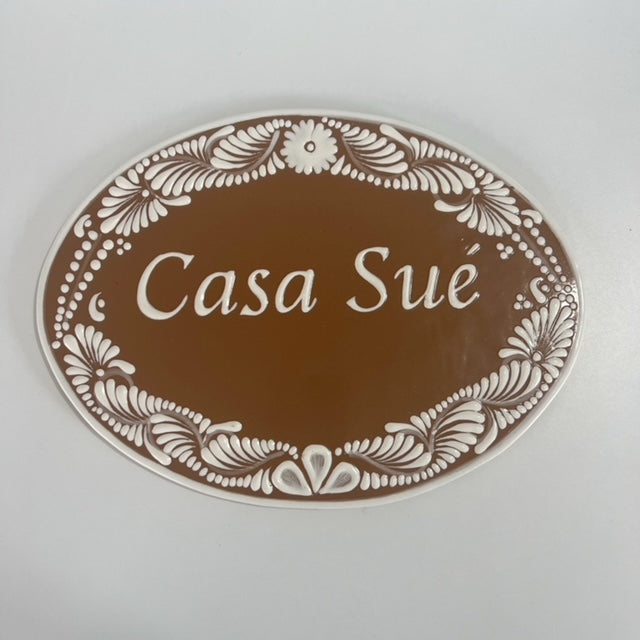 PLACA OVALADA FONDO CAFÉ CENEFA BLANCA