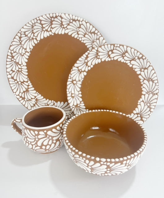 VAJILLA PARA 4 PERSONAS FONDO CAFÉ CENEFA BLANCO MIK