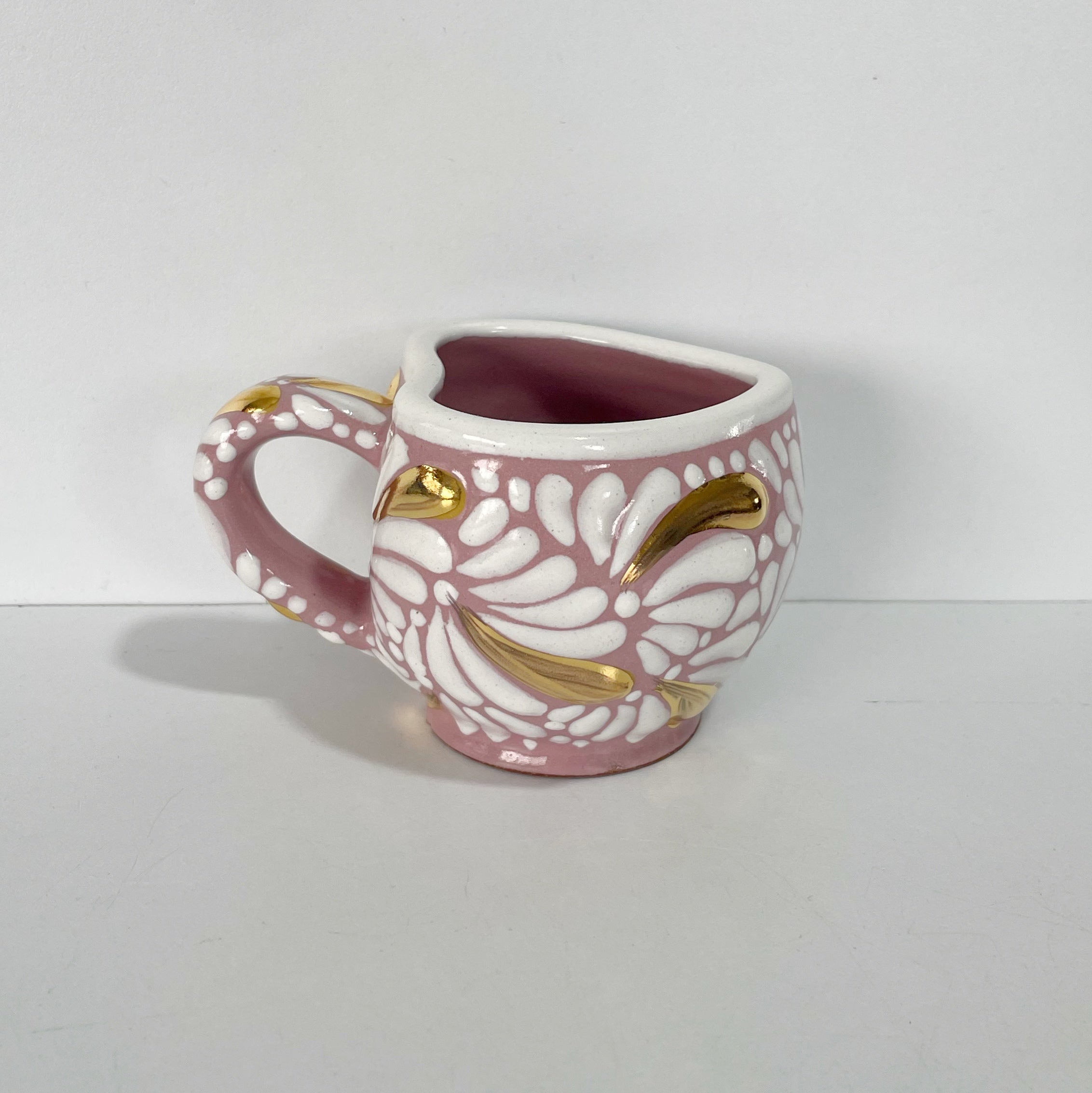 TAZA FORMA DE CORAZON CHOCOLATERA CHICA FONDO ROSA MIK BLANCO DESTELLOS DE ORO