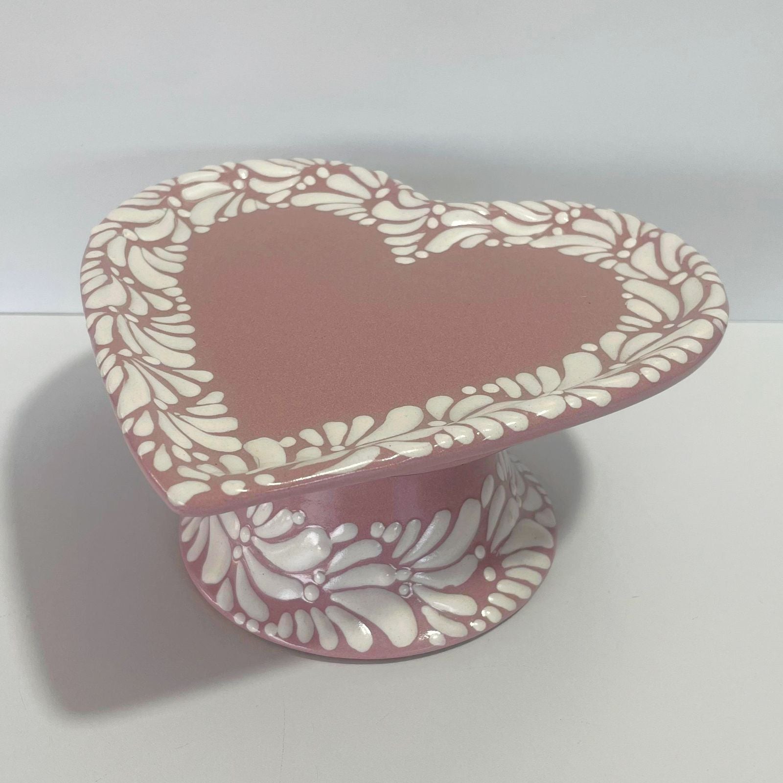 BASE PARA PASTEL FORMA DE CORAZON CHICA FONDO ROSA CENEFA MIK BLANCO