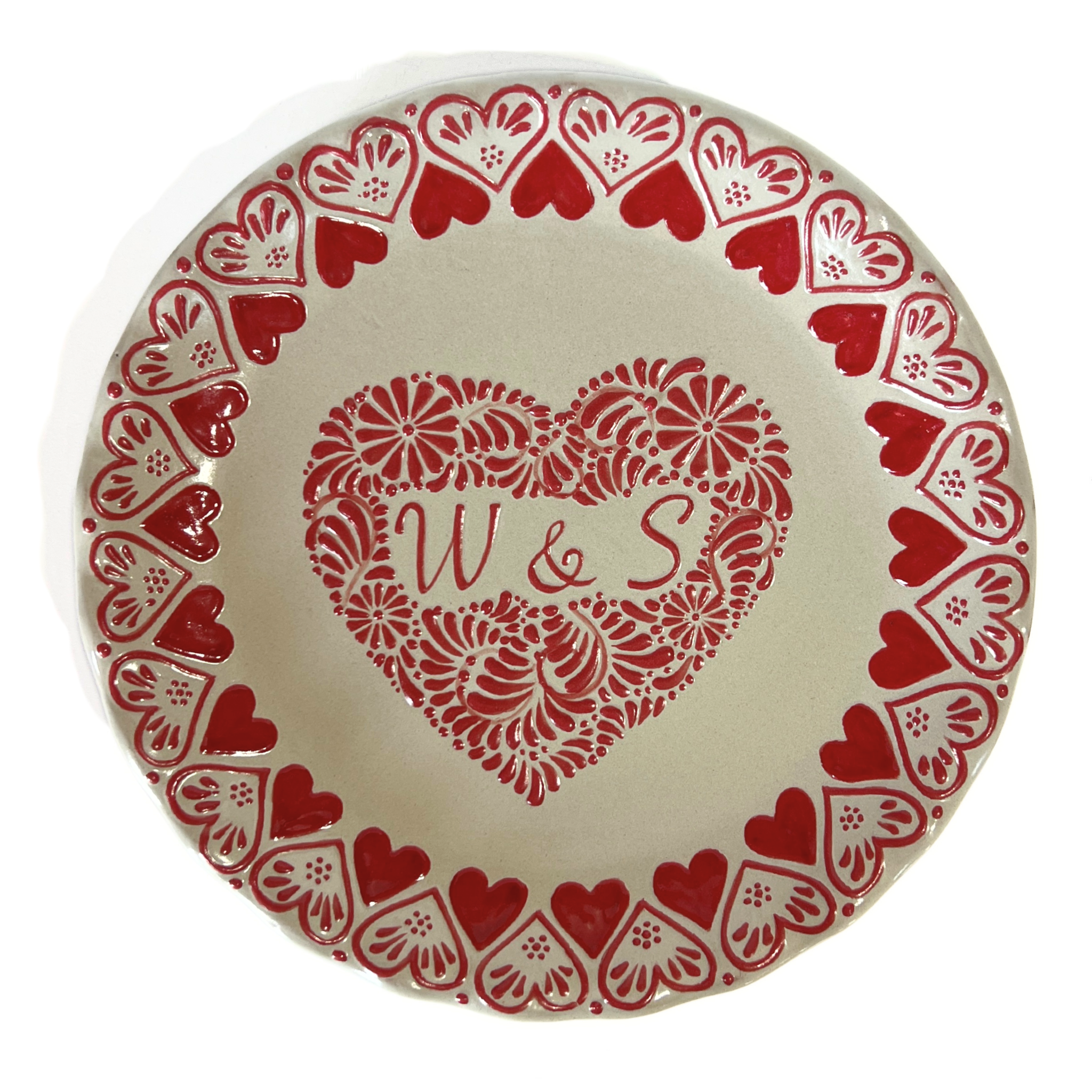 PLATO ONDULADO 30 CM FONDO TRADICIONAL CENEFA CORAZONES ROJO CON INICIALES