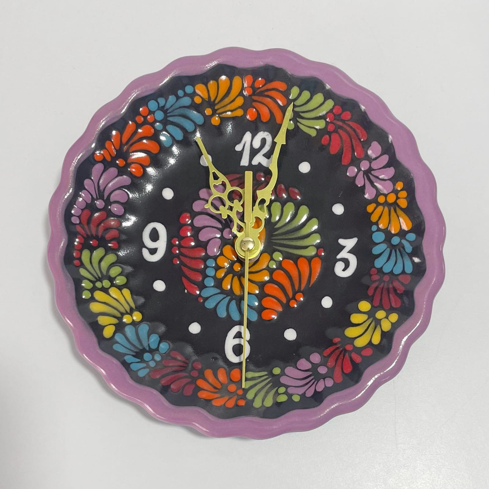 RELOJ DE PARED FONDO NEGRO MIK MULTICOLOR BORDE MORADO