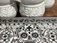 JUEGO DE CAFE Y AZUCAR BLANCO CON NEGRO CALAVERAS