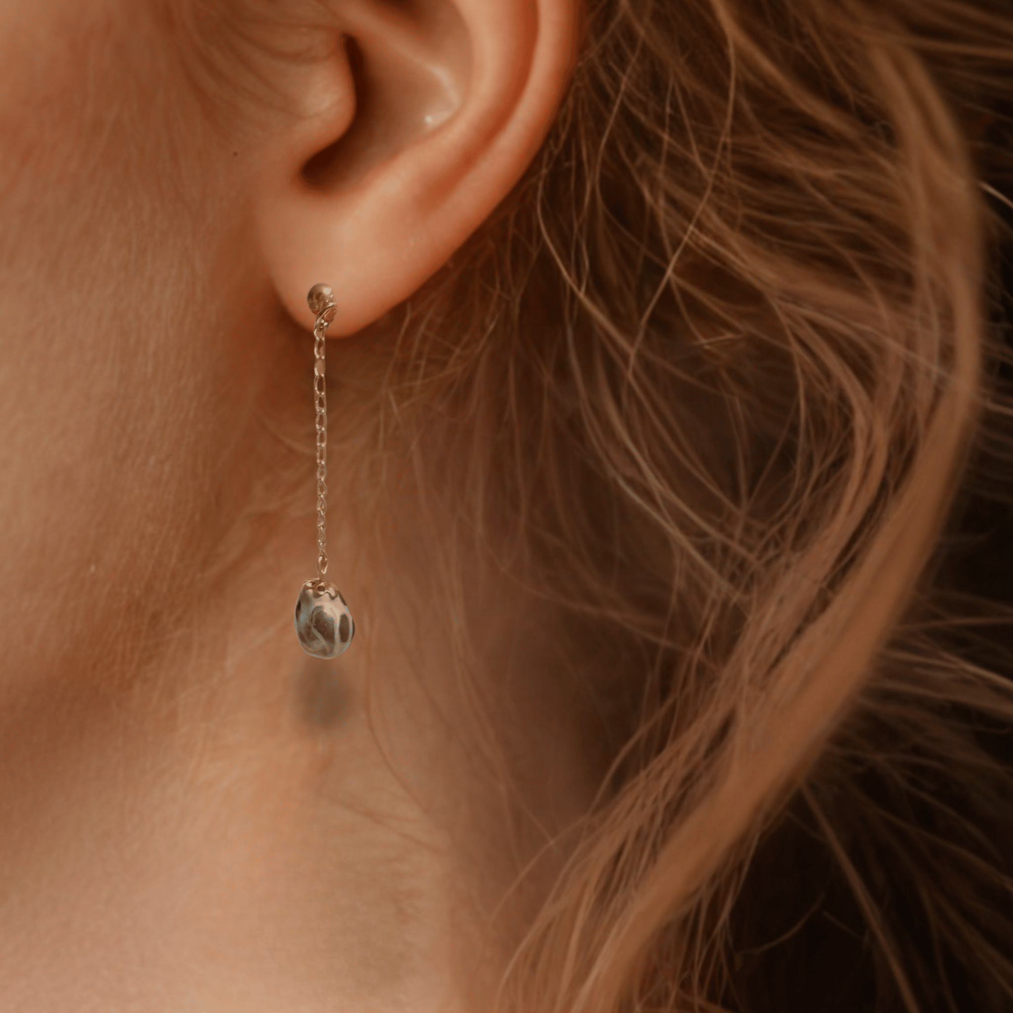 ARETES CADENITA GOTA TRIDIMENSIONAL FONDO TRADICIONAL DESTELLOS DE PLATA
