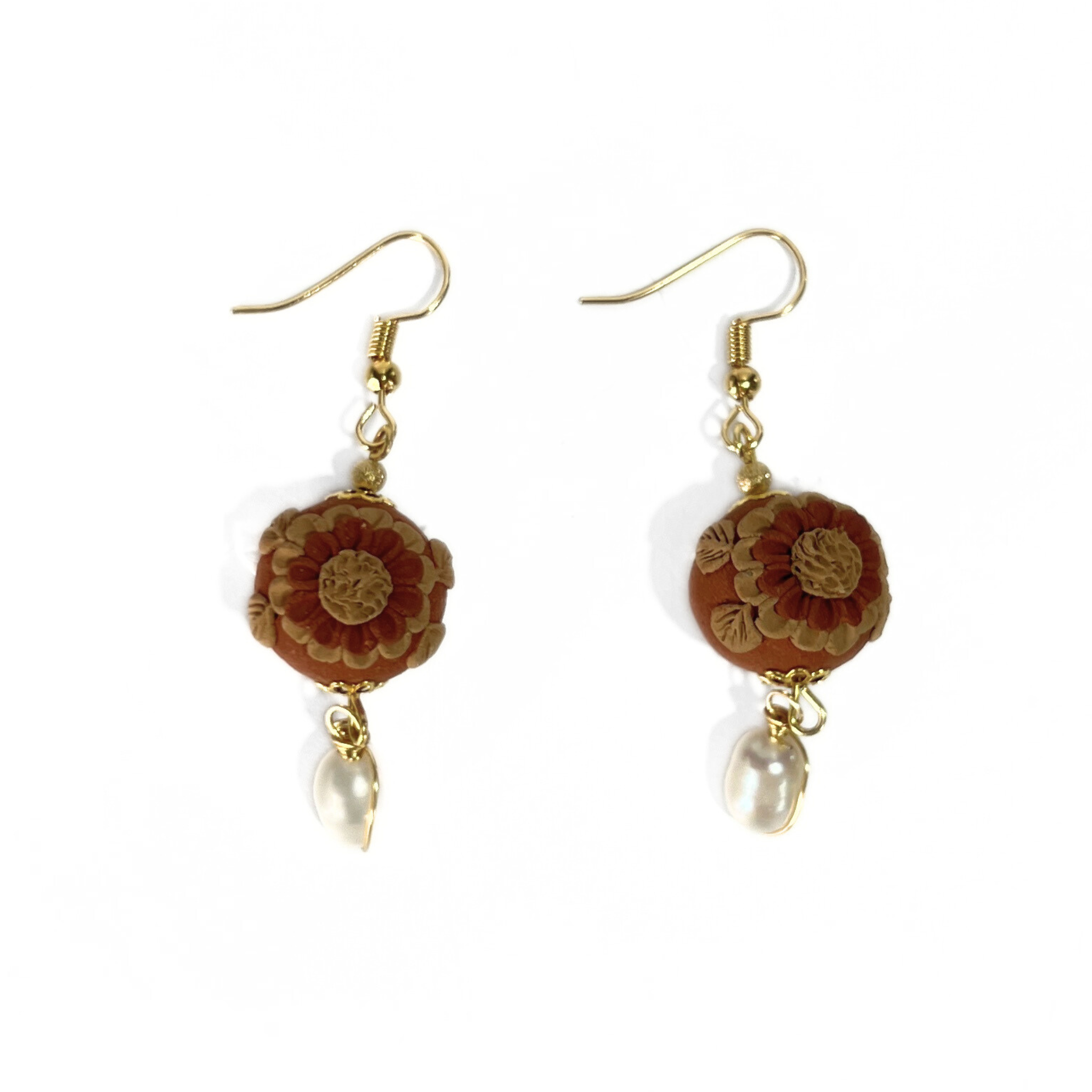 ARETES ESFERA BARRO ROJO Y BLANCO BORDADO PERLA DEL RIO ABAJO