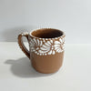 TAZA RECTA ESTÁNDAR FONDO CAFÉ DECORADO BLANCO MIK
