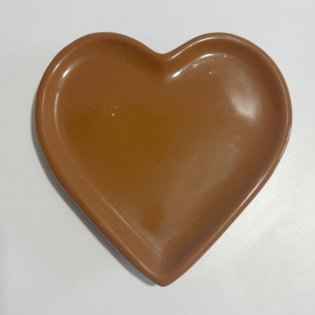 PLATO DE CORAZON 16 CM FONDO COLOR CAFE LISO